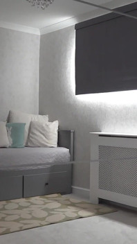 Kikar på styvmamma som gör hushållsarbete