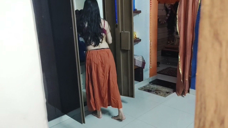 Ruhika Backbencher: ホットなデシのバービーがサリーを着るバイラル動画