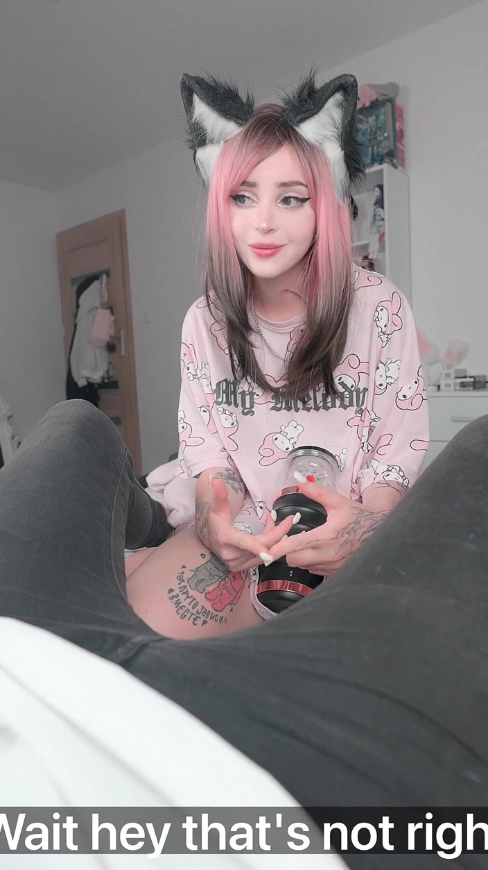 pinkloving: Sora vitregă găsește jucăria mea sexuală și vrea să o încerce pe...