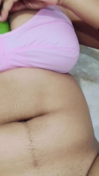继兄弟用黄瓜记录她的继妹阴户和屁股操逼