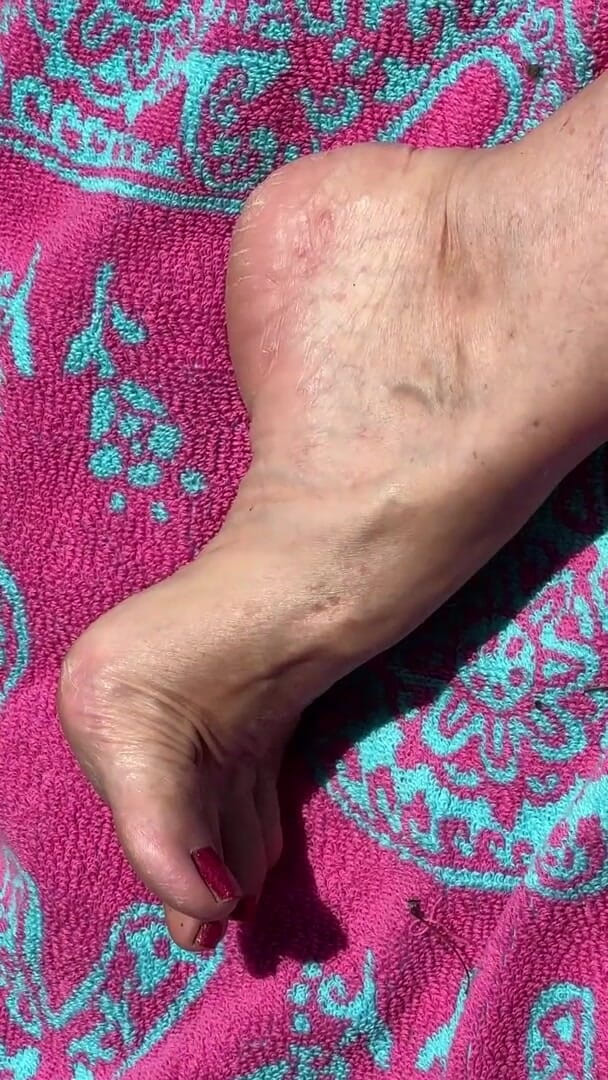 Aunt Ann: प्रशंसक अनुरोध धूप में नग्न नानी गंदे सख्त तलवे दिखाती है और लायक दादी की अंगुठी दिखाती है 2