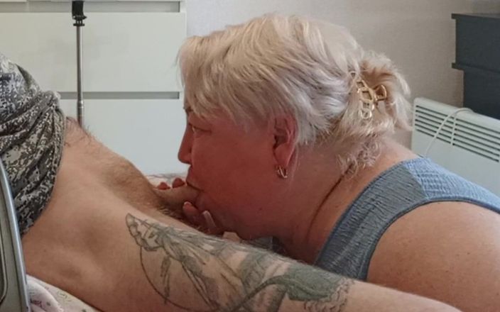 Zona901: Esposa mira como vecino chupa mi polla y traga semen