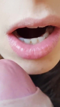 18-letnia brunetka daje loda i połyka spermę w parku