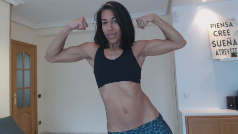 Golden lace: Flexing in pantaloni da yoga