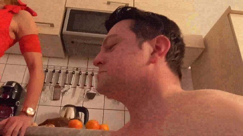 Foot Girls: Feeding lesson in the kitchen