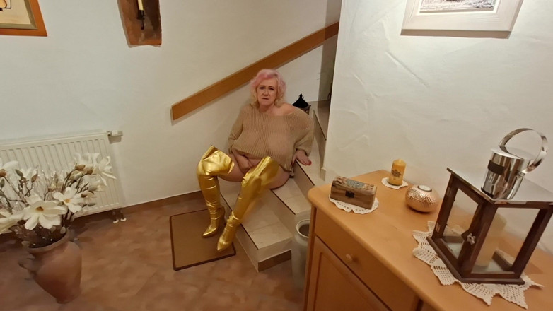 PureVicky66: Mature Pink Haired MILF Spreads Wide on Stairs