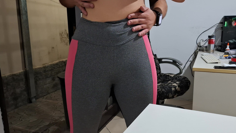 Gabi SweetCouplesStories: Masturbuje její stydké pysky na stole s pomocí souseda