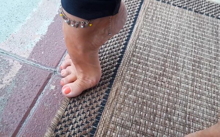 Selena701: Amateur, blonde reife ehefrau genießt fußanbetung