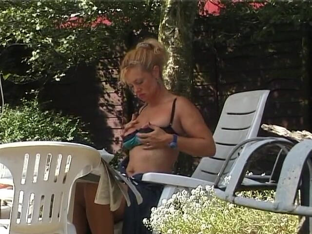 Lucky Cooch: Rubia milf mostrando sus tetas al aire libre