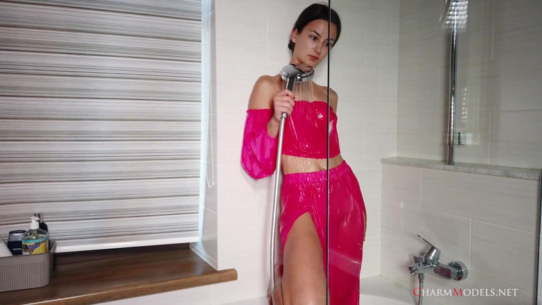 CharmModels: I sogni in doccia di anna con un vestito trasparente