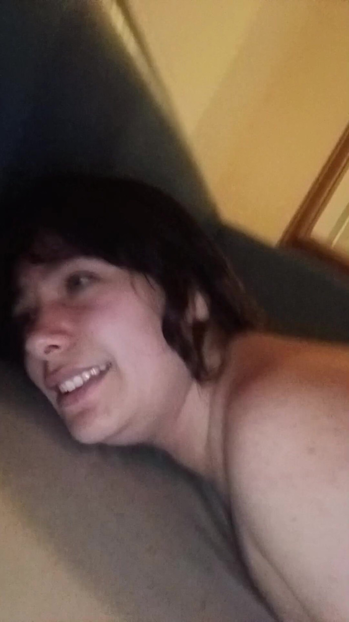 EvelinTraviesa: Pěkný zadek a výstřik do pusy.