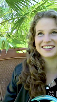 Blonde die seks heeft yoga in de tuin