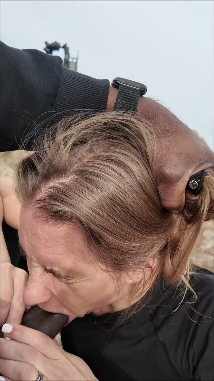 TrixieLove: Troia MILF si fa allargare il culo e il viso...