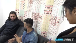 Iara India otelde üçlü grup sekste iki arkadaşı tarafından çifte sikiliyor
