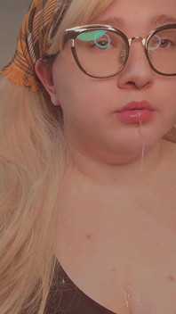 L'orale si sente così bene, sono così, così bagnato ogni volta che mi scopo la gola!!