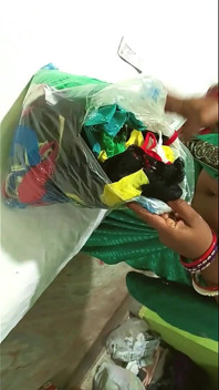 La sexy Supriya la bhabhi taille une pipe torride derrière la scène en se maquillant et en portant un sari avant le sexe
