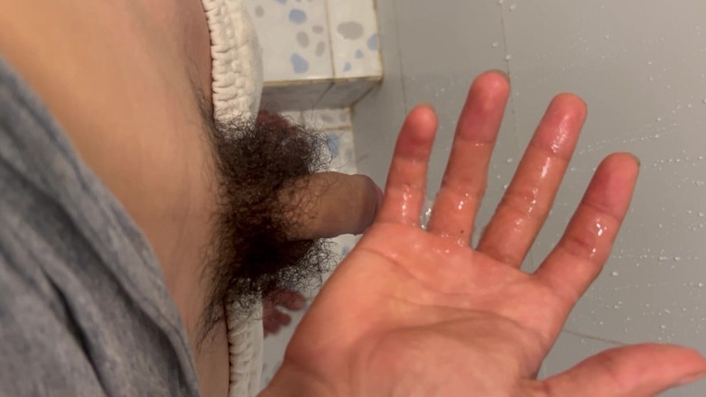 Quan Vietnam 18: 18-jarige jongen masturbeert in de badkamer van zijn stiefzus