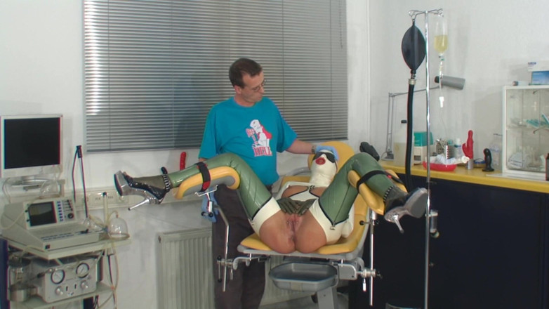 Rubber & Clinic Studio - 1ATOYS: Vakum pompalarıyla ağır kauçuk mastürbasyon