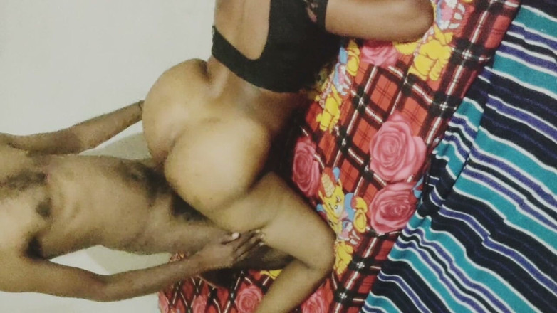 IndianCouple11: Desi moglie scopata culo grosso a pecorina posizione hard core...