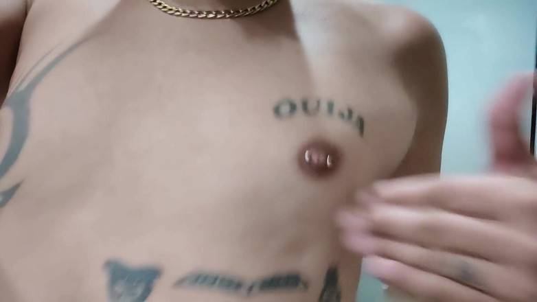 Idmir Sugary: Elle montre ses seins tatoués et ses tétons percés - serrer...