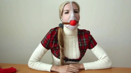 Selfgags classic: Studentessa polacca imbavagliata da sola! (Episodio 2 di 2)