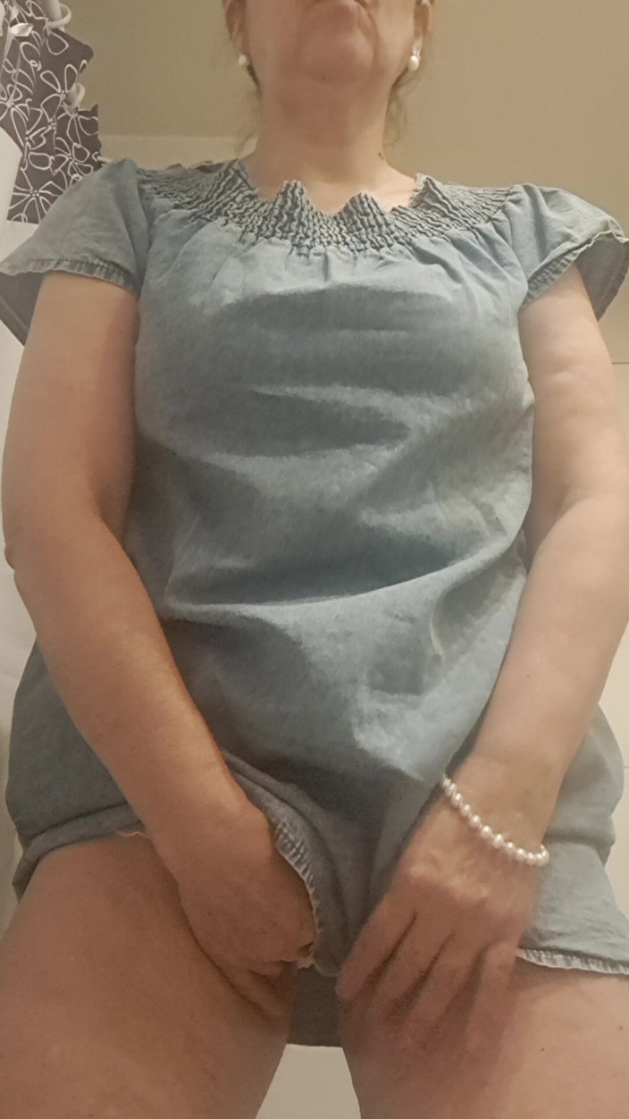 Mommy big hairy pussy: La MILF mostra cosa c'è sotto il suo vestito corto