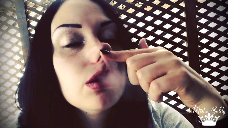 Goddess Misha Goldy: Burnu kaşınan nargile dumanı emiyor ve her zaman kaşınıyor!