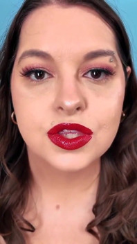 Por siempre débil para mis labios - la seductora Sydney Screams aplica un lápiz labial rojo antes de cubrirte con sus marcas de beso labial