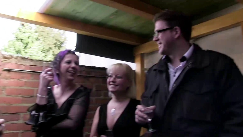 Dark Alley Orgy: Mogna och hennes två kåta vänner knullas