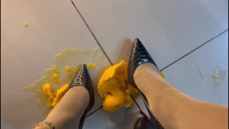 Maeling: Office Secretary Crushing Balls Oranges in High Heels