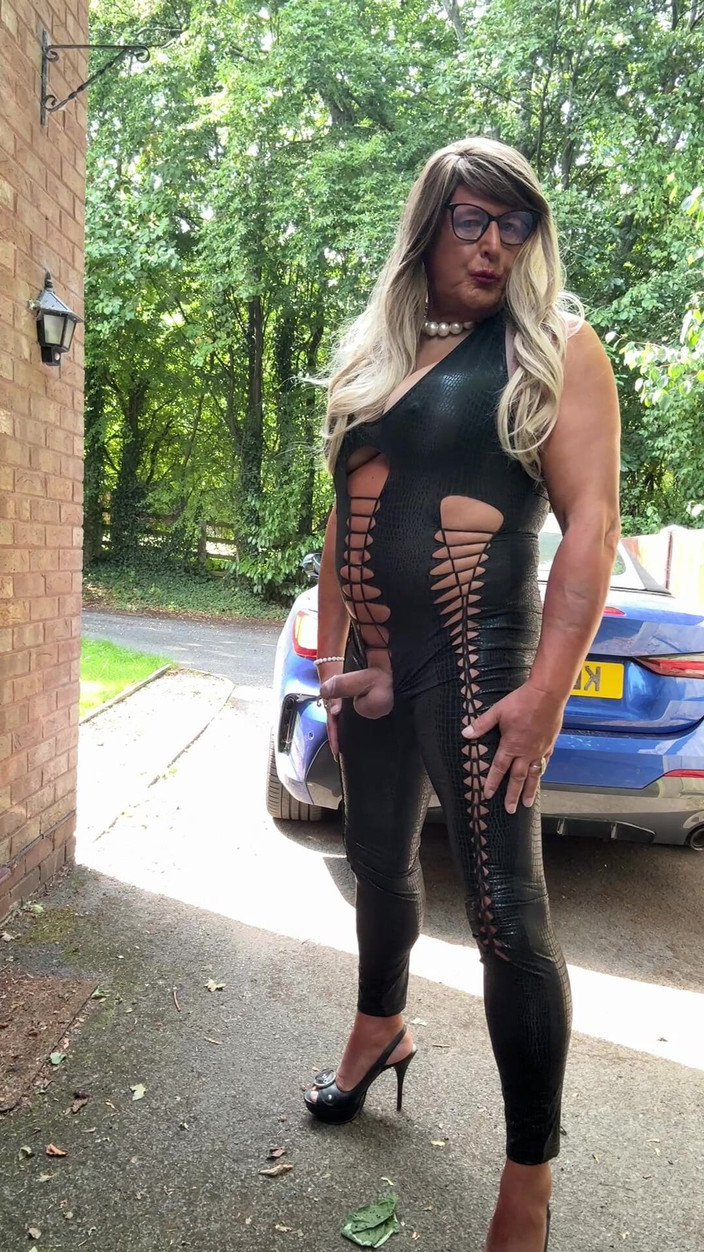 Kellycd2022: Si seksi crossdresser kellycd2022 dengan kostum black pvc catsuit and...