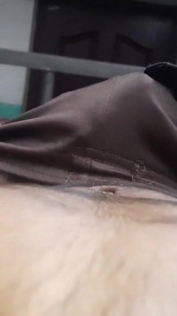Heißer sixpack-junge masturbiert im zimmer