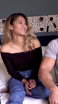 Grande cazzo jock con 9+ Incher scopa il grande culo muscoloso Sean Costin e tonnellate di divertimento con la bellezza asiatica teenager, Tina torres.