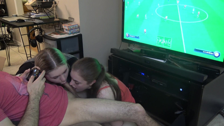 LustfulGeeks: Podwójne obciąganie podczas gry w Fifa