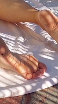 Amateur Blonde Rijpe Vrouw Geniet Van Orale En Voetaanbidding