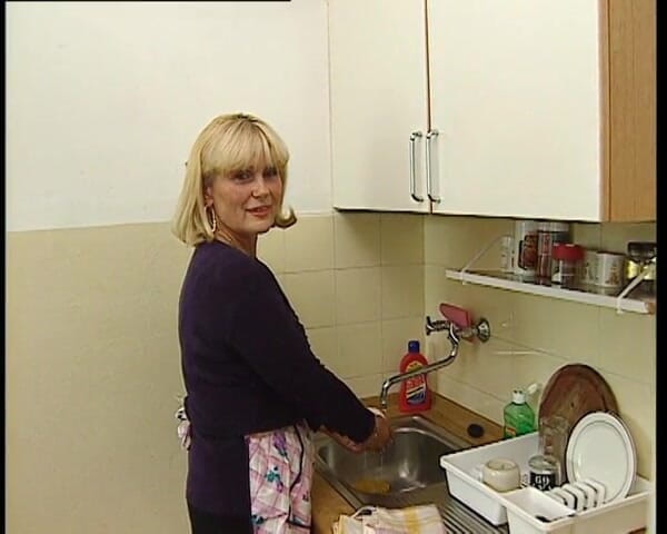 YOUR FIRST PORN: Oma Nicole Kann Noch Mehr... Bà Nicole có thể làm...