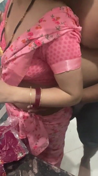 Ibu tiri desi dikongkek semasa sarapan pagi di dapur