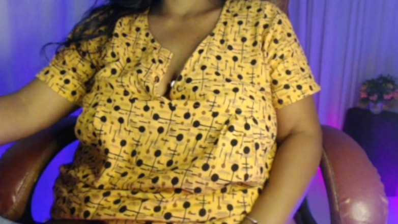 HotGirl21: 怀孕的女士玩胸部和大肚子。