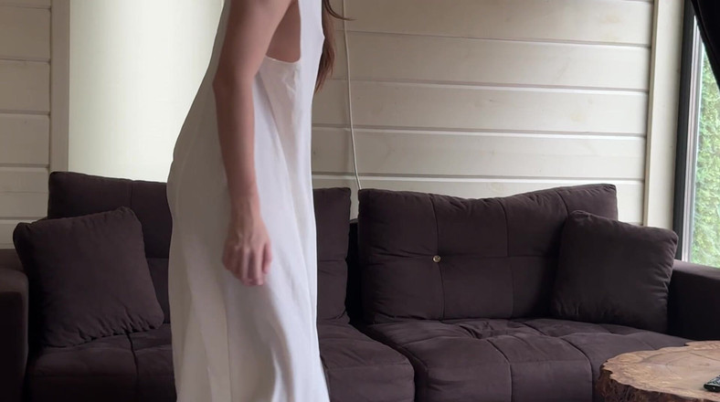 Skinny_lady69: 穿着白色连衣裙的性感女神伸展身体