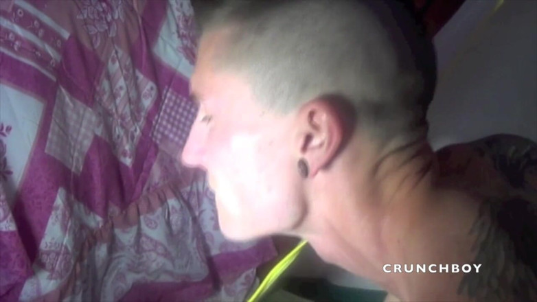 Crunch Boy: Twink follada por su amigo bajo d campamento
