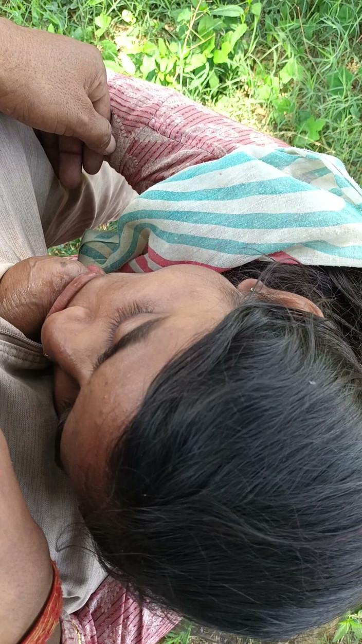 Sexy_Vandana: ให้น้ํากับแฟนสาวที่รักด้วยการอมควยในป่า
