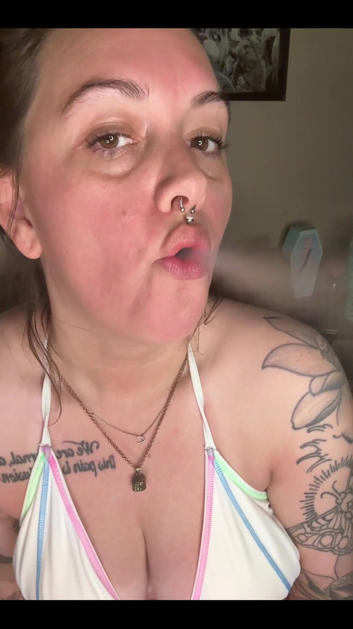 Chery Trees: Chery Trees Merokok Dalam Bikini