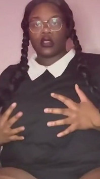 Black Wendesday addams si fa una doppia penetrazione mentre squirta