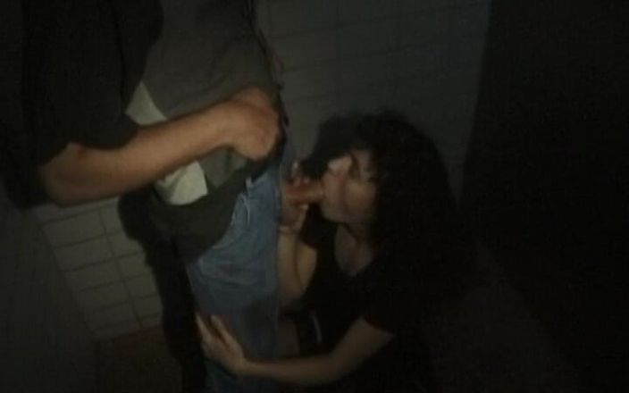 Deutscher hardcore: Německá teenagerka pojídající mrdku bušila v koupelně