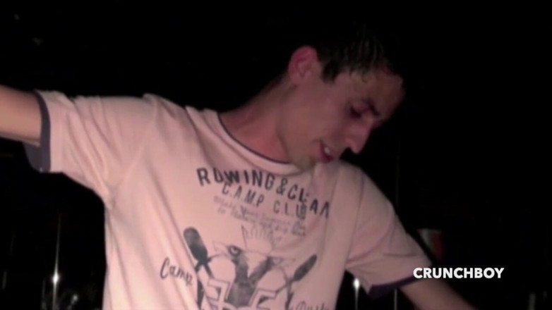 Raw French Bad boys: Romeo follada por 2 curiosos heterosexuales en público