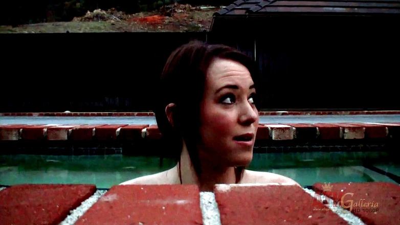 ATKIngdom: Ashley Shannon entrevistada na piscina