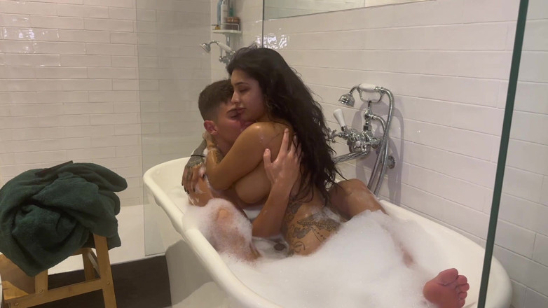 Yasmina and Brady: Divertimento Sensuale Nel Bagno a Casa Mia- Yasmina Khan