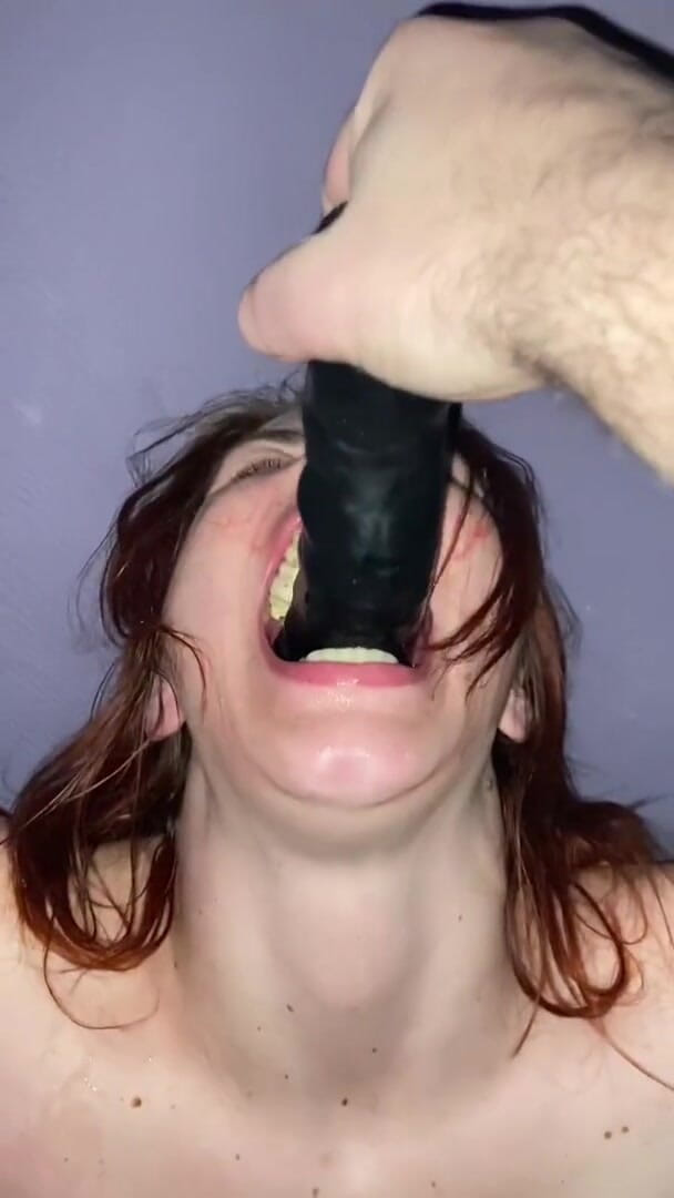 Elena917: Berlanjutan dengan mesin kongkek dan deepthroat dildo