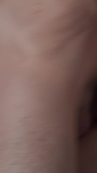 웨딩 드레스를 입은 오줌 싸는 신부는 결혼을 의심하고 미래의 배다른 아들의 큰 백인 자지에 모든 구멍을 뚫어