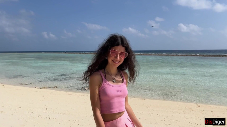 Dis Diger: カティはビーチで力強くおしっこをし、私は彼女の顔に黄金のシャワーを浴びせます
